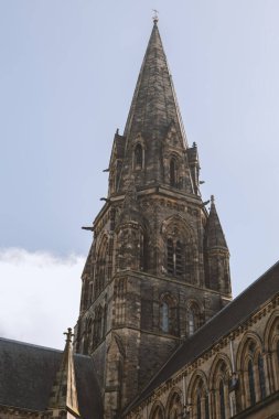 Edinburgh 'da gökyüzüne karşı eski bir kilise