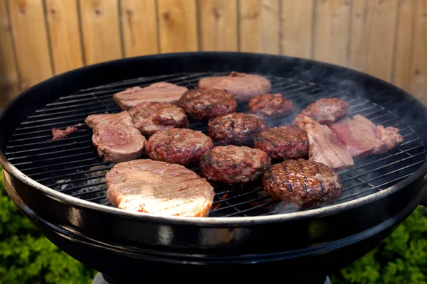 Bifes São Grelhados Churrasco Jardim — Fotografia de Stock