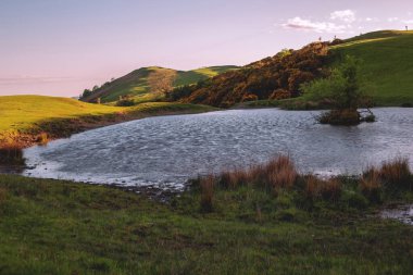 Gün batımında İngiliz tepeleri arasında