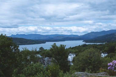 Tepelerin arasında güzel bir göl manzarası