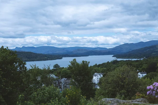 Tepelerin arasında güzel bir göl manzarası