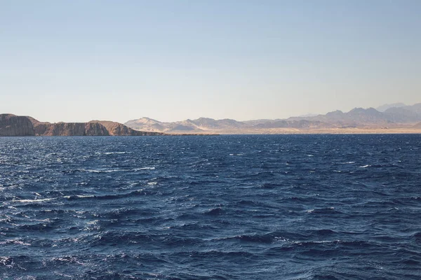 Vreedzame Zeegezicht Prachtige Blauwe Lucht Boven Kalme Zee Met Zonlicht — Stockfoto