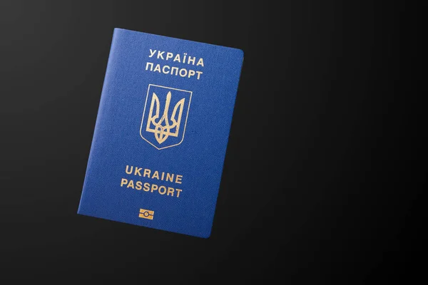 Український Паспорт Чорному Тлі — стокове фото