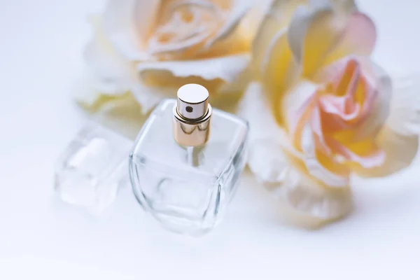 Perfume Rosas Sobre Fundo Claro — Fotografia de Stock