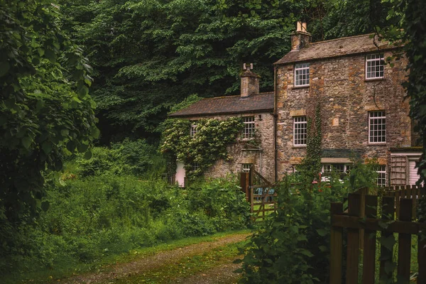 Oud Huis Tussen Bomen Engeland — Stockfoto