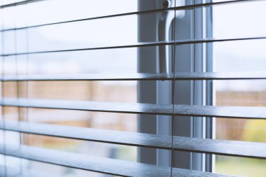 Ofis perdeleri. Modern ahşap panjurlar. Ofis konferans odası ışıklandırma aralığı kontrolü.