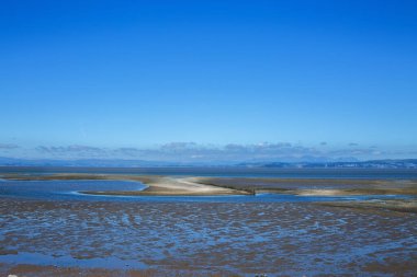 İngiltere 'nin doğu kıyısındaki kumsalda deniz seviyesi sakin.