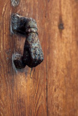 Kapıdaki antika kol.
