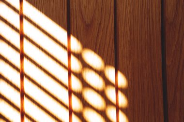 Ahşap masa arkasında doğru hizalanmış ışık sızıntısı