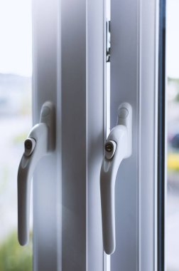 Havalandırma için beyaz plastik pencere