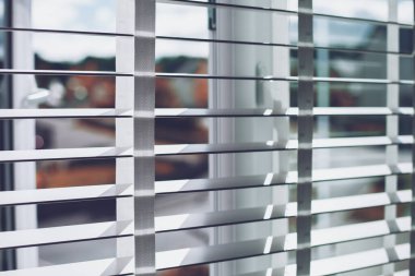 Plastik pencerelerde şık panjurlar