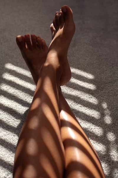 Засмаглий Жіночі Ноги Сонці — стокове фото