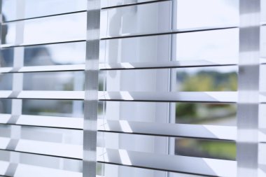 Ofis perdeleri. Modern ahşap panjurlar. Ofis konferans odası ışıklandırma aralığı kontrolü.