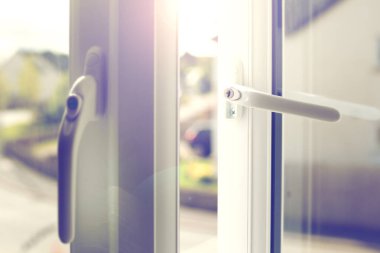 Pencereden giren güneş ışığı yatak odasını aydınlatır..