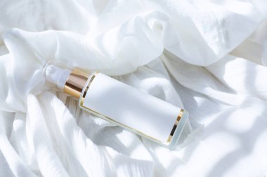 Beyaz arka planda krema şişesi