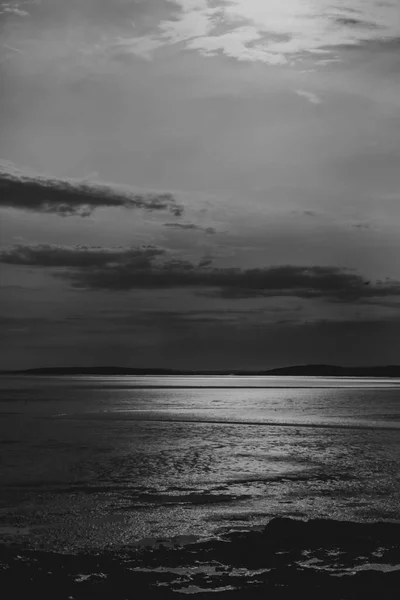 Bir Deniz Manzarasının Siyah Beyaz Fotoğrafı — Stok fotoğraf