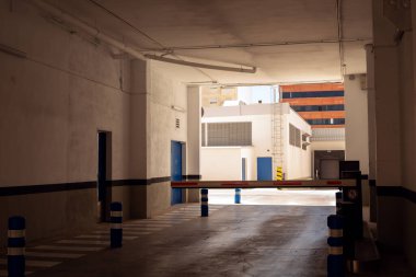 Yeraltı otoparkına giriş kapısı. Valencia Otomobil Otoparkı 01 Temmuz 2022 İspanya