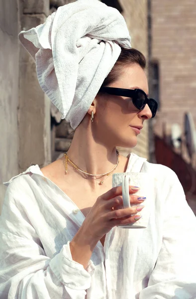 Beautiful Girl Drinks Tea Morning Balcony — Stock Photo, Image