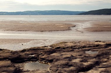 Dalgalar çekildiğinde denizin manzarası
