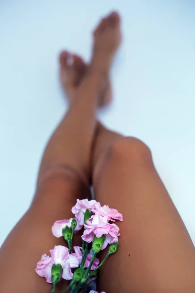 Όμορφα Γυναικεία Πόδια Και Λουλούδια — Φωτογραφία Αρχείου
