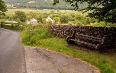 İngiltere 'de yol kenarında bankta.