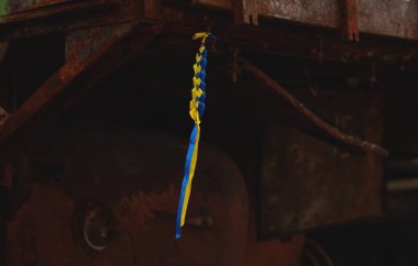 Yanmış bir Rus tankında Ukrayna kurdelesi. Ukrayna 'da Savaş