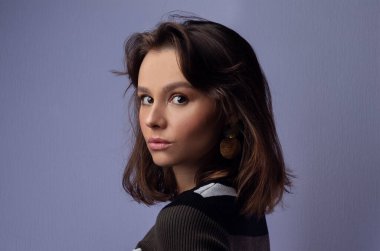 Güzel bir genç kadının portresi.