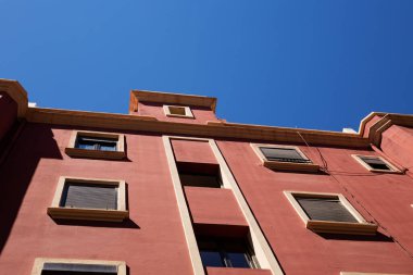 Mavi gökyüzüne karşı kırmızı bir evin mimarisi