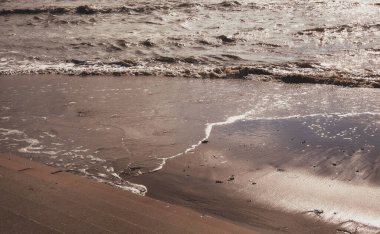 Denizin ve sahilin manzarası