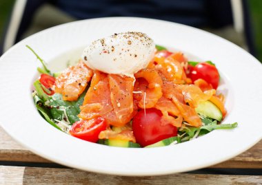 Somon ve haşlanmış yumurta ile kase