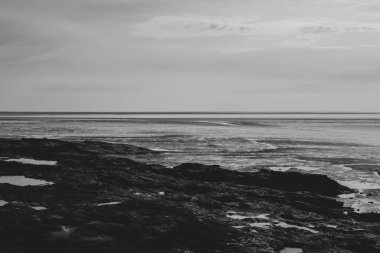 Bir deniz manzarasının siyah beyaz fotoğrafı