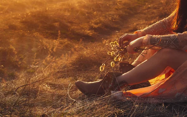 Dziewczyna Stylowych Ubraniach Zachodzie Słońca Jesienią — Zdjęcie stockowe