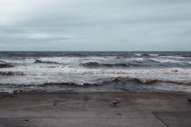 Bulutlu bir günde Güzel bir deniz