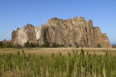 Smith Rock State Park, Oregon yakınlarında kaya oluşumu