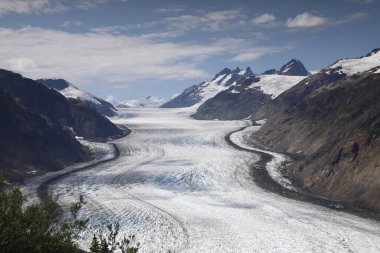 Stewart 'ın kuzeyinde Somon Buzulu, İngiliz Kolombiyası