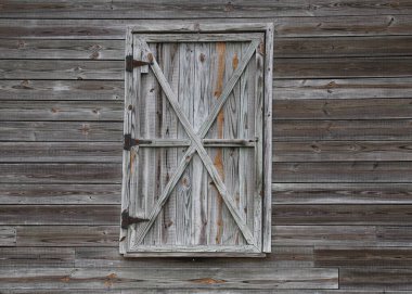 Ahşap bir binanın penceresine yakın çekim.