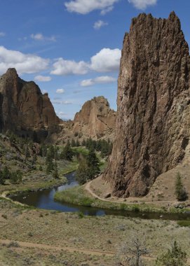 Eğri Nehir, Oregon 'daki Smith Rock State Parkı' ndan geçerken