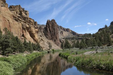 Eğri Nehir, Oregon 'daki Smith Rock State Parkı' ndan geçerken