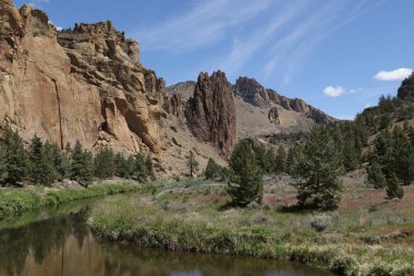 Eğri Nehir, Oregon 'daki Smith Rock State Parkı' ndan geçerken