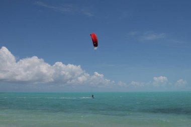 Providentiales, Turks ve Caicos Adalarındaki Karayip Okyanusu 'nda rüzgar sörfü