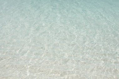 Çok berrak bir okyanusta dalgalanmalar