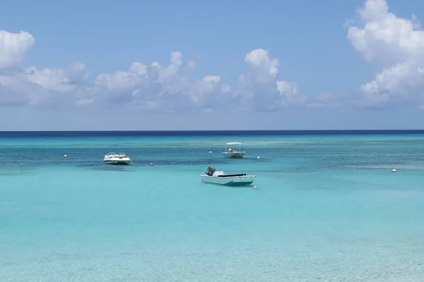 Barche Motore Ancorate Nell Oceano Dei Caraibi Vicino Grand Turk — Foto Stock