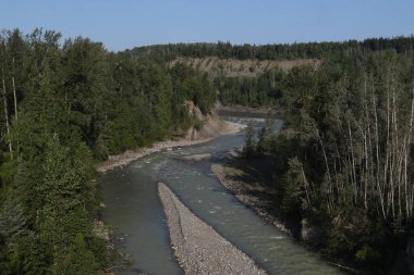 Kitsequecia Nehri, Smithers, British Columbia yakınlarındaki Skeena Nehri 'ne akar.