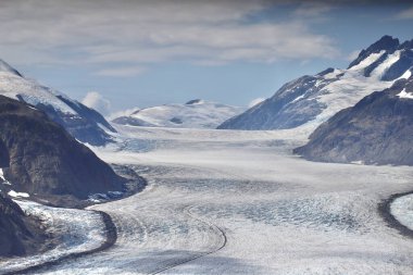 Stewart 'ın kuzeyinde Somon Buzulu, İngiliz Kolombiyası