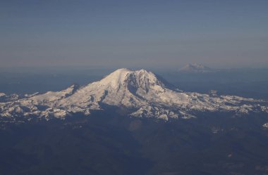 Rainier Dağı havadan, Washington (Mt. Uzakta St. Helens)