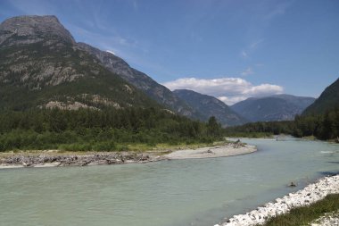 Hagensborg yakınlarındaki Bella Coola Nehri, İngiliz Kolombiyası