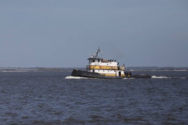 Georgia 'daki St. Simons Adaları yakınlarındaki Atlantik Okyanusu' nda römorkör.