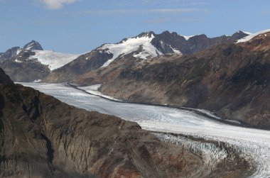 Stewart 'ın kuzeyinde Somon Buzulu, İngiliz Kolombiyası
