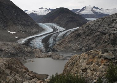  Stewart 'ın kuzeyinde birleşen ve eriyen iki buzul, İngiliz Kolombiyası