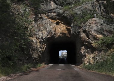 Rushmore Dağı Demir Dağ Yolu 'ndaki bir tünelden geçiyor, Black Hills, Güney Dakota